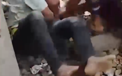 لحظات تحبس الأنفاس.. أب ينقذ ابنه من تحت القطار