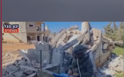 جندي اسرائيلي يعزف على بيانو طفل جنوبي