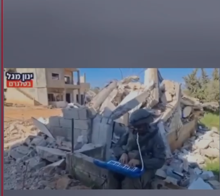 جندي اسرائيلي يعزف على بيانو طفل جنوبي